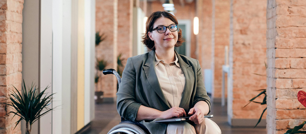 Une personne au travail en fauteuil roulant